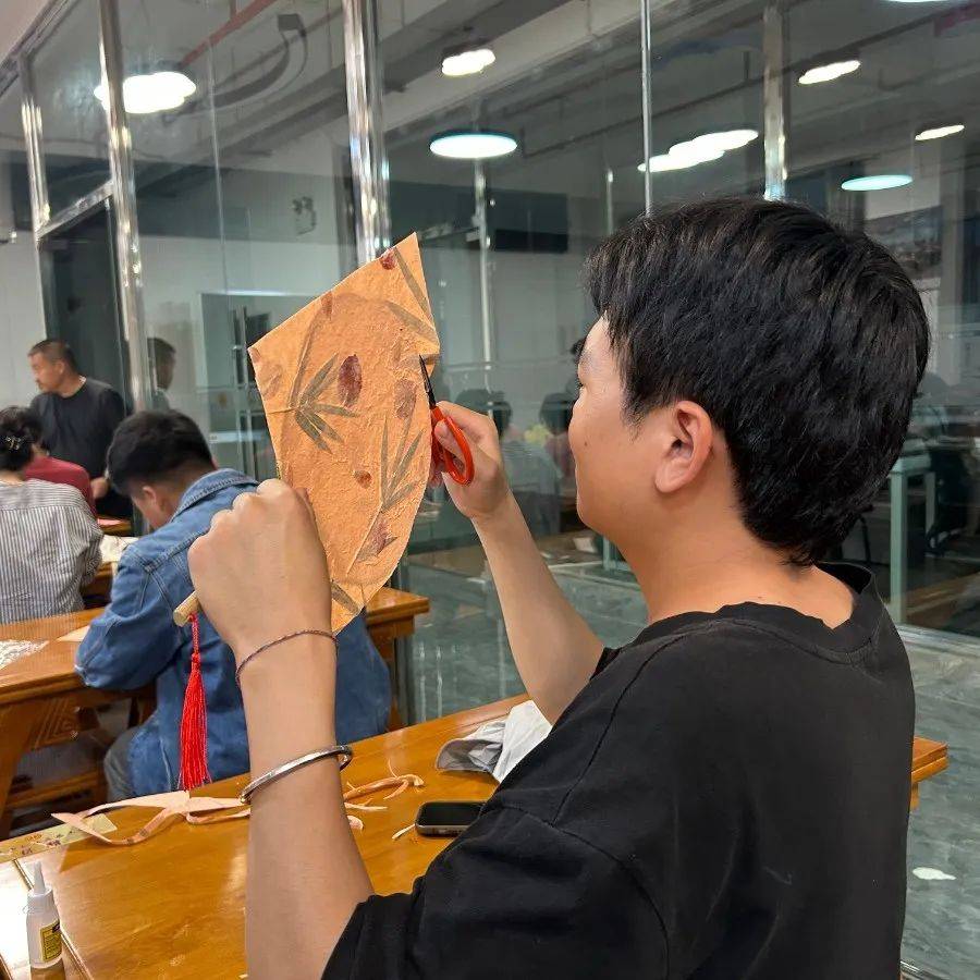青年夜校 | “扇”遇非遺：傳統工藝與青春創意的雙向奔赴:工藝扇
