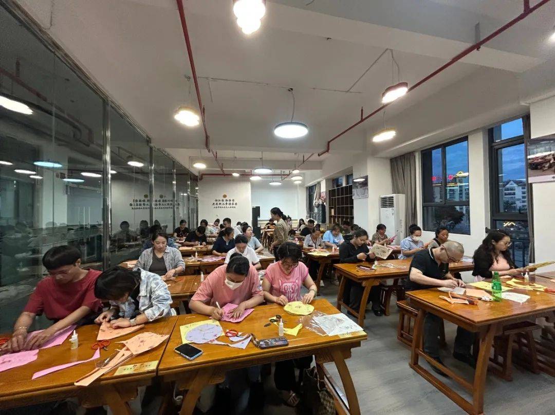 青年夜校 | “扇”遇非遺：傳統工藝與青春創意的雙向奔赴:工藝扇

