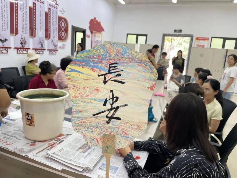 當(dāng)非遺漆扇遇上母親節(jié)：社區(qū)居民把“愛(ài)”畫(huà)進(jìn)千年工藝?yán)?工藝扇
