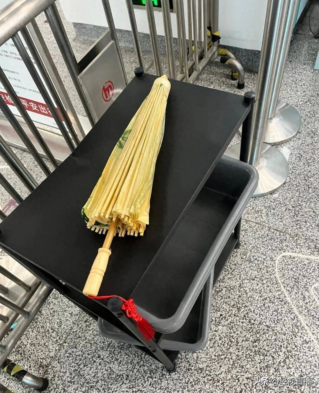 女子帶油紙傘坐地鐵未通過安檢<strong></p>
<p>油紙傘</strong>！地鐵回應(yīng)原因:油紙傘