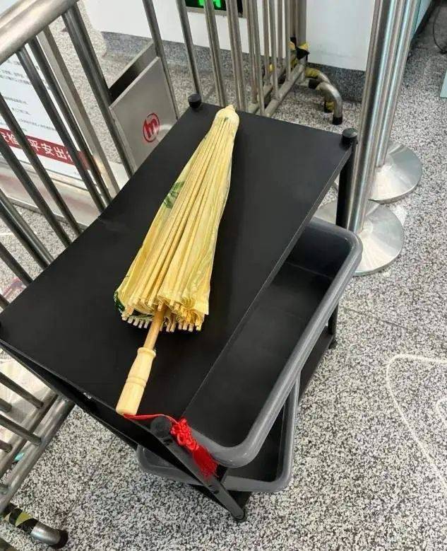 地鐵禁帶油紙傘引熱議<strong></p>
<p>油紙傘</strong>！乘飛機(jī)能否攜帶？答案來了:油紙傘