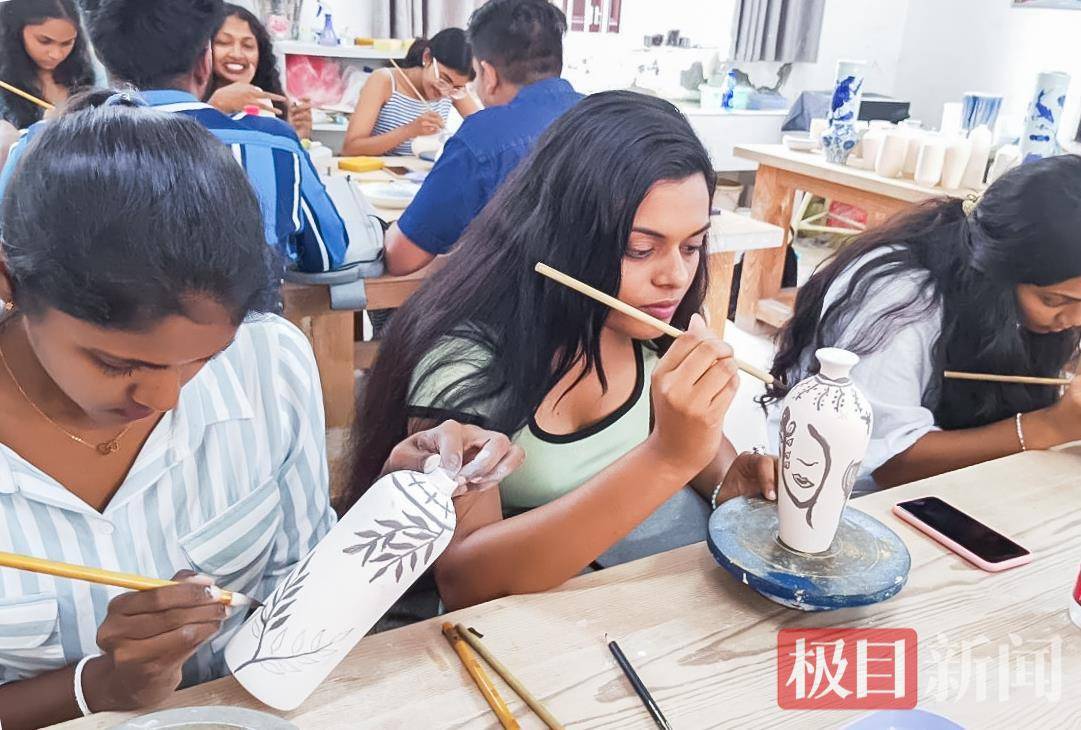 斯里蘭卡研學學生體驗中國非遺<strong></p>
<p>油紙傘</strong>，千年油紙傘，是讀懂中國人審美的鑰匙:油紙傘