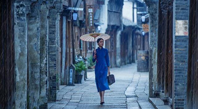 古代“油紙傘”是如何制作的？雨傘的工作原理<strong></p>
<p>油紙傘</strong>，竟然千年未變！:油紙傘