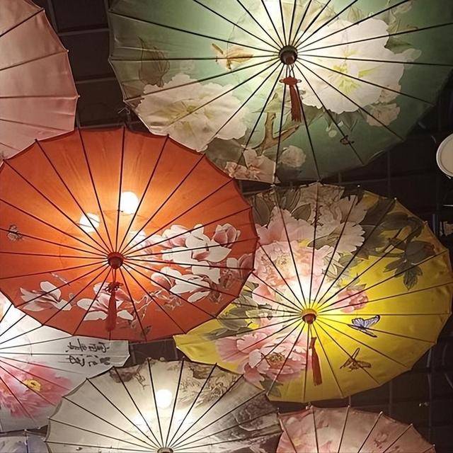 古代“油紙傘”是如何制作的？雨傘的工作原理<strong></p>
<p>油紙傘</strong>，竟然千年未變！:油紙傘