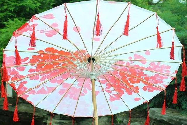 古代“油紙傘”是如何制作的？雨傘的工作原理<strong></p>
<p>油紙傘</strong>，竟然千年未變！:油紙傘