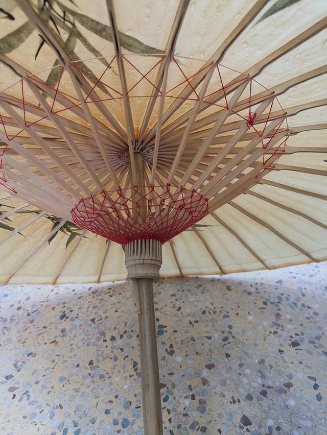 古代“油紙傘”是如何制作的？雨傘的工作原理<strong></p>
<p>油紙傘</strong>，竟然千年未變！:油紙傘