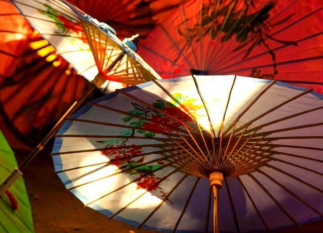 古代“油紙傘”是如何制作的？雨傘的工作原理<strong></p>
<p>油紙傘</strong>，竟然千年未變！:油紙傘