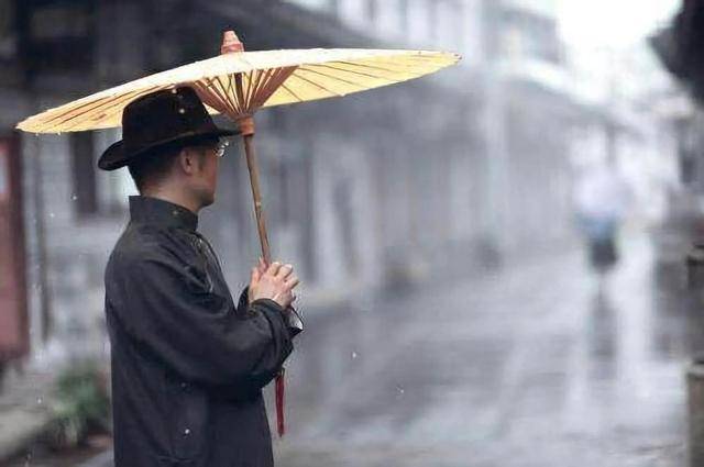 古代“油紙傘”是如何制作的？雨傘的工作原理<strong></p>
<p>油紙傘</strong>，竟然千年未變！:油紙傘