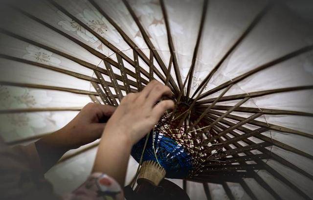古代“油紙傘”是如何制作的？雨傘的工作原理<strong></p>
<p>油紙傘</strong>，竟然千年未變！:油紙傘