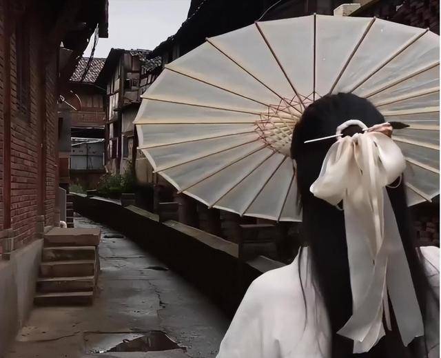 古代“油紙傘”是如何制作的？雨傘的工作原理<strong></p>
<p>油紙傘</strong>，竟然千年未變！:油紙傘