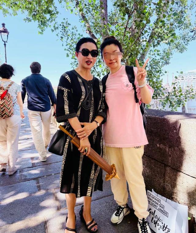 57歲金星現(xiàn)身巴黎<strong></p>
<p>油紙傘</strong>，拿油紙傘氣質(zhì)好優(yōu)雅，腳丫變形，腿也粗細不一:油紙傘