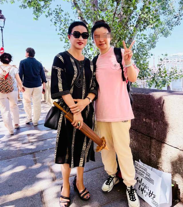 57歲金星現(xiàn)身巴黎<strong></p>
<p>油紙傘</strong>，拿油紙傘氣質(zhì)好優(yōu)雅，腳丫變形，腿也粗細不一:油紙傘