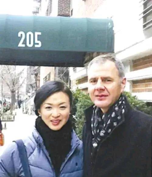 57歲金星現(xiàn)身巴黎<strong></p>
<p>油紙傘</strong>，拿油紙傘氣質(zhì)好優(yōu)雅，腳丫變形，腿也粗細不一:油紙傘