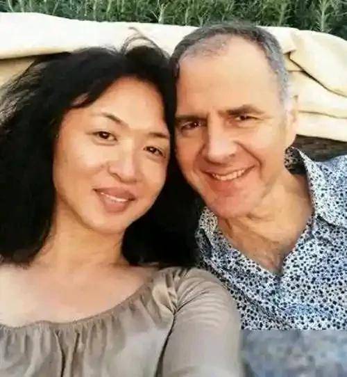 57歲金星現(xiàn)身巴黎<strong></p>
<p>油紙傘</strong>，拿油紙傘氣質(zhì)好優(yōu)雅，腳丫變形，腿也粗細不一:油紙傘