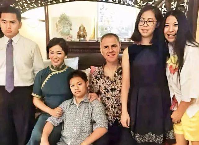 57歲金星現(xiàn)身巴黎<strong></p>
<p>油紙傘</strong>，拿油紙傘氣質(zhì)好優(yōu)雅，腳丫變形，腿也粗細不一:油紙傘