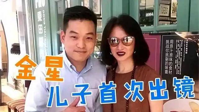 57歲金星現(xiàn)身巴黎<strong></p>
<p>油紙傘</strong>，拿油紙傘氣質(zhì)好優(yōu)雅，腳丫變形，腿也粗細不一:油紙傘