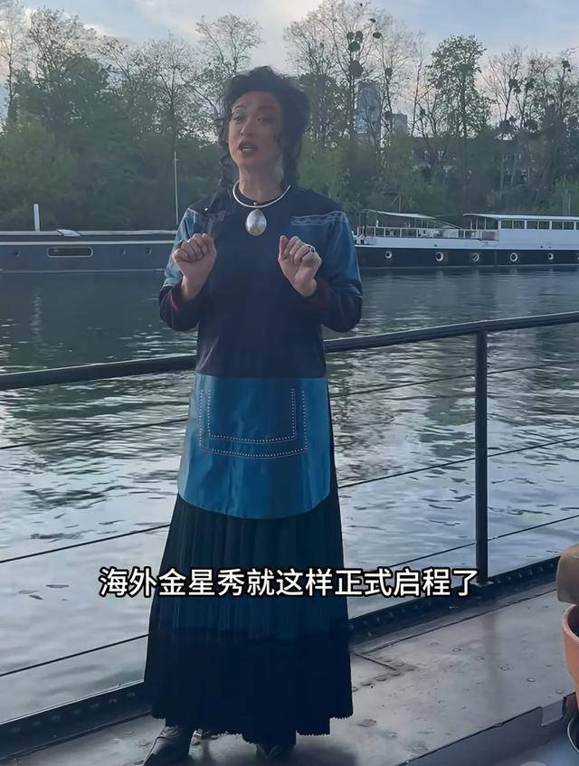 57歲金星現(xiàn)身巴黎<strong></p>
<p>油紙傘</strong>，拿油紙傘氣質(zhì)好優(yōu)雅，腳丫變形，腿也粗細不一:油紙傘