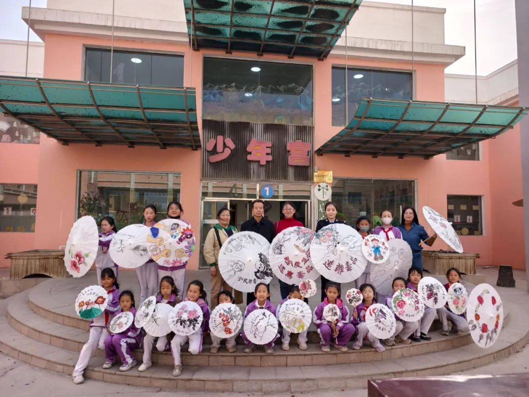 嘉峪關(guān)市禁毒辦攜手胡楊繪畫藝術(shù)研究會走進實驗小學開展非遺油紙傘畫禁毒宣傳活動:油紙傘